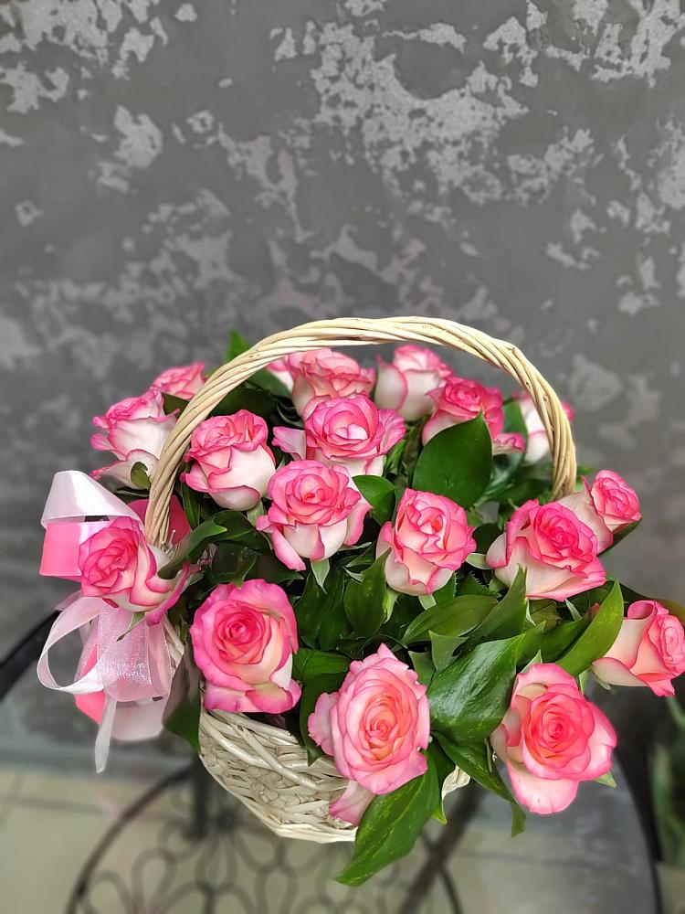 Цветочная композиция из Розы в корзине в Нижнеподкумском