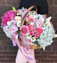 Композиция солнечный день в Нижнеподкумском Цветочная композиция из Розы, Хризантемы, Пионы и Лизиантусы в корзине в Нижнеподкумском