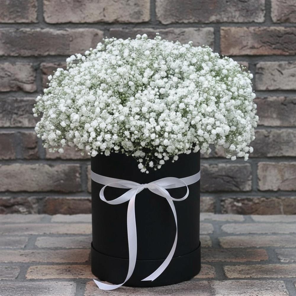 Цветочная композиция из Гипсофила в шляпной коробке в Нижнеподкумском