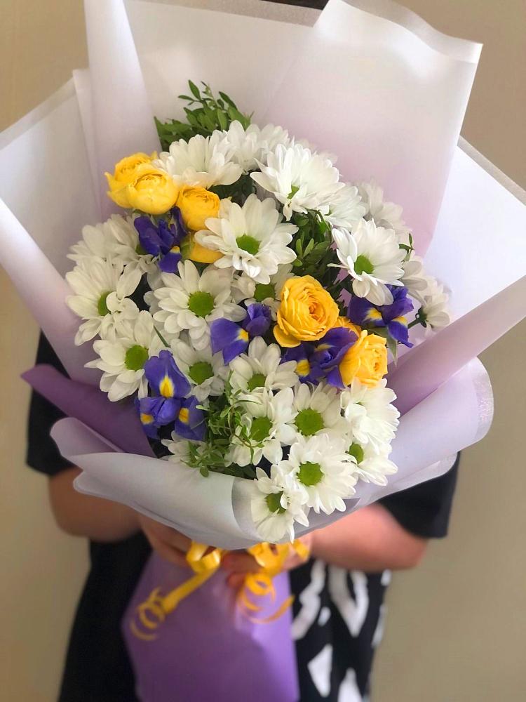 Букет цветов из: Ирисы, Хризантемы и Розы в Нижнеподкумском