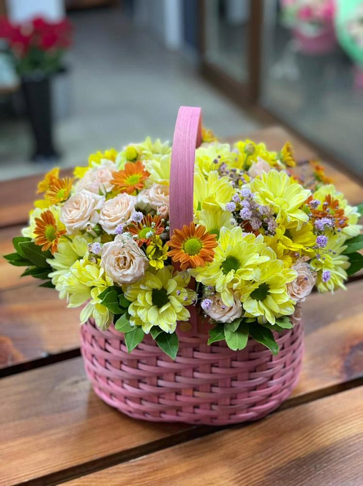Цветочная композиция из Хризантемы и Розы в корзине в Нижнеподкумском