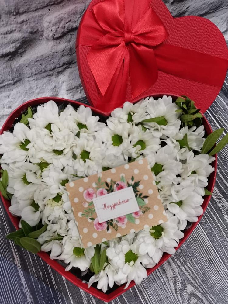 Цветочная композиция из Хризантемы в виде сердца в Нижнеподкумском
