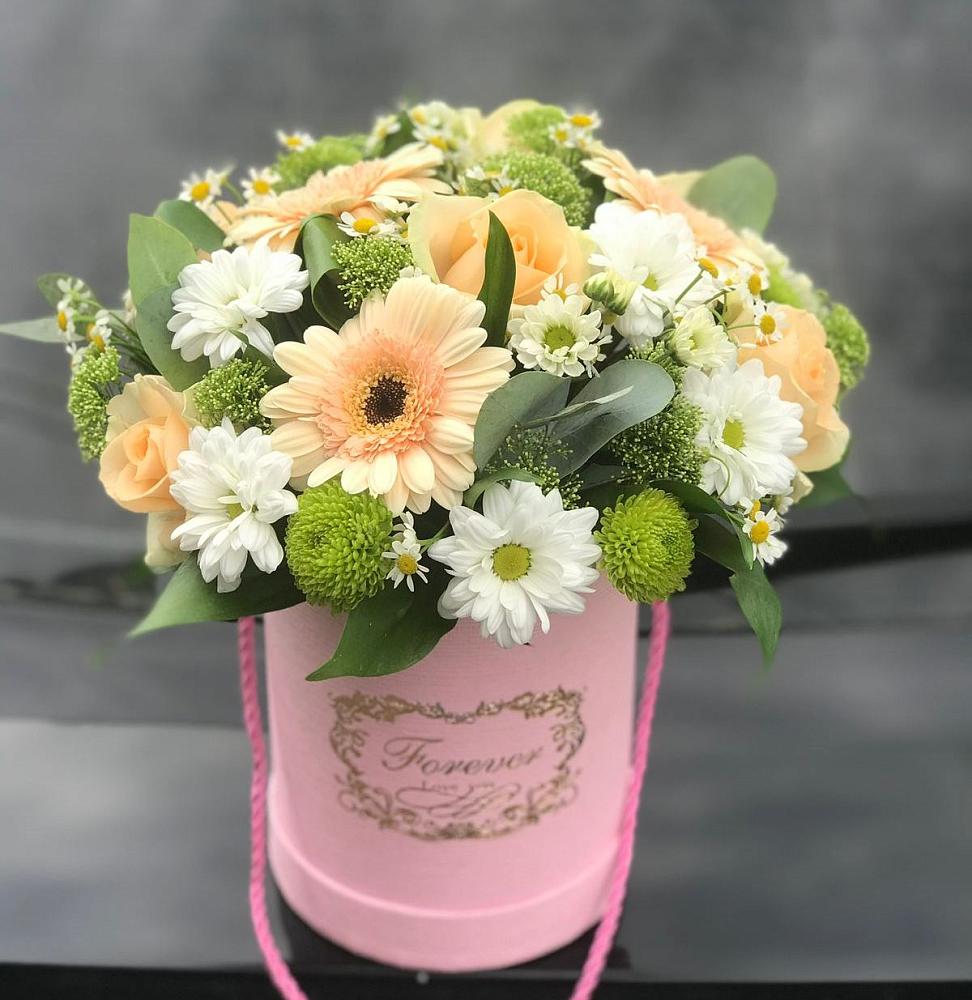 Цветочная композиция из Розы, Герберы и Хризантемы в шляпной коробке в Нижнеподкумском